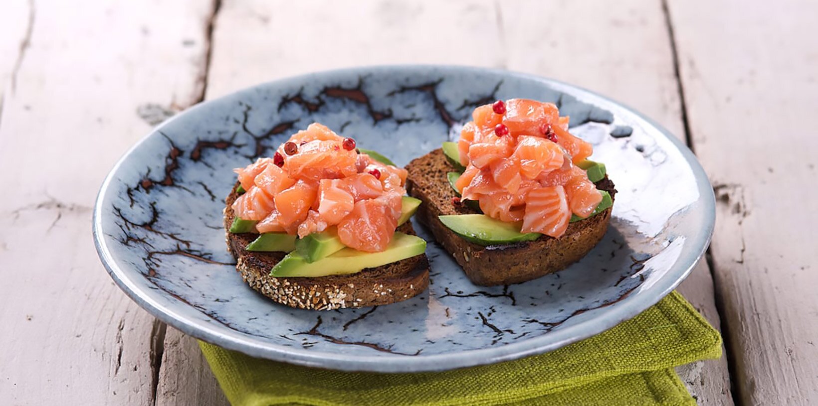 Toast med laksetartar og avokado