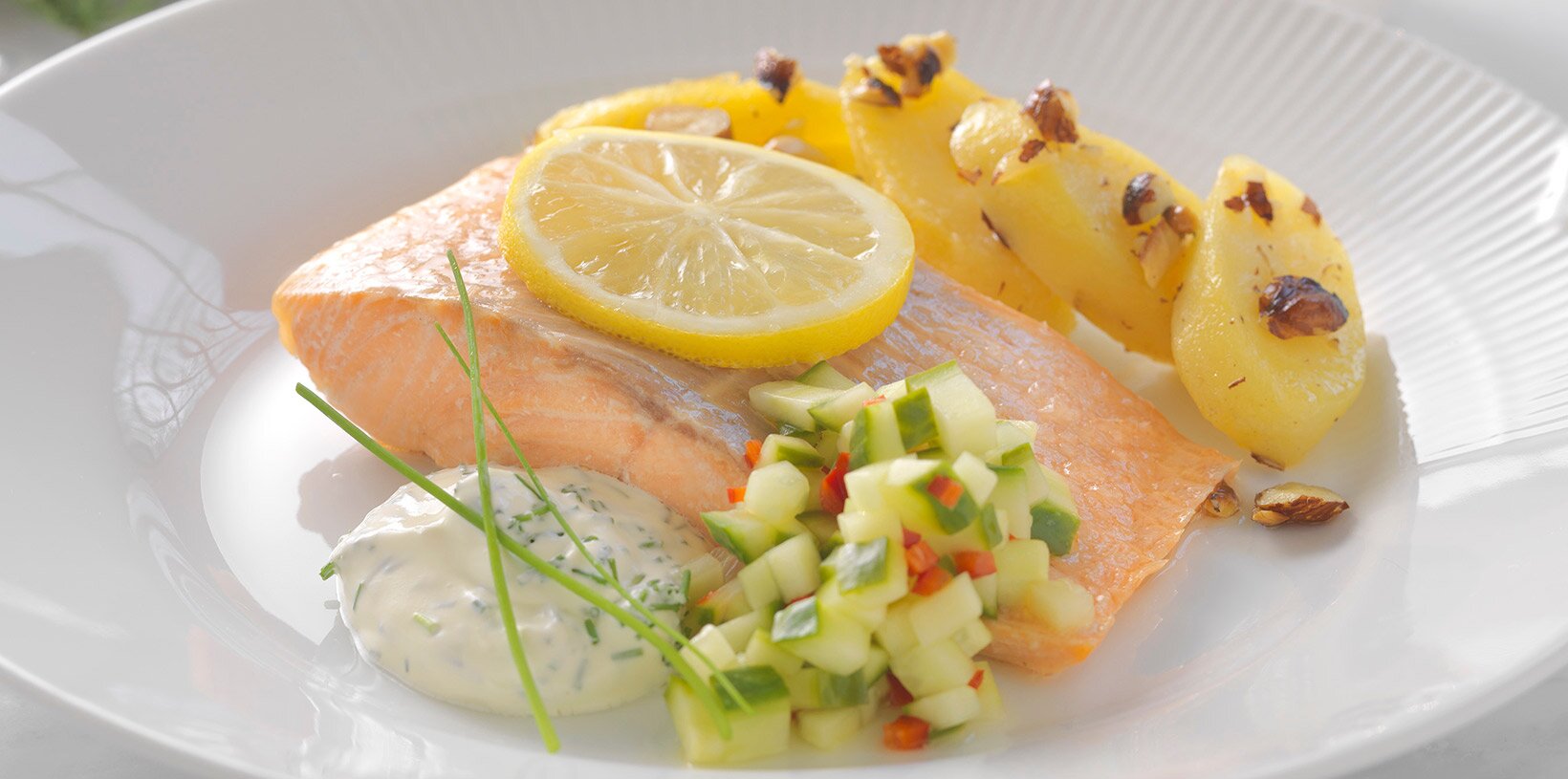 Tradisjonell laks med agurksalat og pepperrotkrem