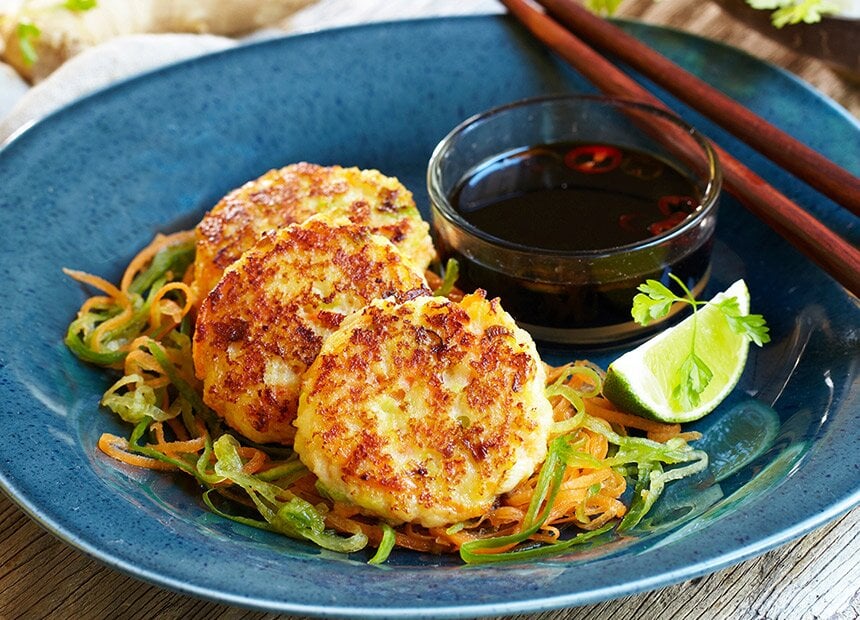 Fiskekaker av steinbit med grønnsaksstrimler