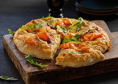 Hvit pizza med røkelaks