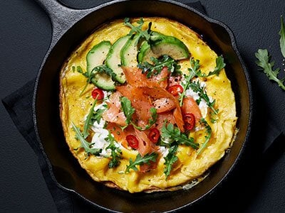 Omelett med røkt laks og kremost