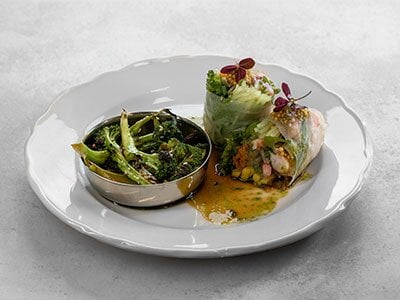 Ferske våruller med reker, brokkolisalat og ponzu