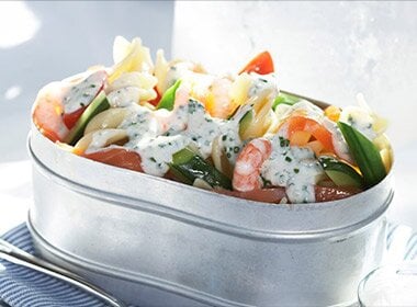 Pastasalat med røkt laks og dressing