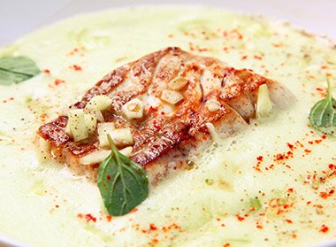 Stekt sei med kald agurksuppe