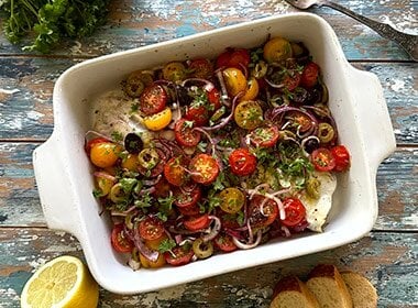 Ovnsbakt sei toppet med tomat, oliven, rødløk og sitronskall. Inspirert av Middelhavet.