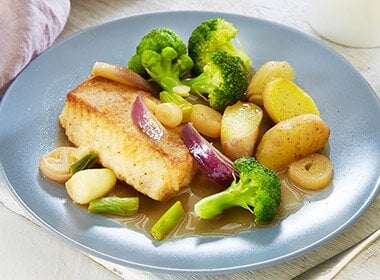 Panert sei med tre sorter løk