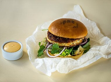 Sildeburger med kimchi og chilimayo