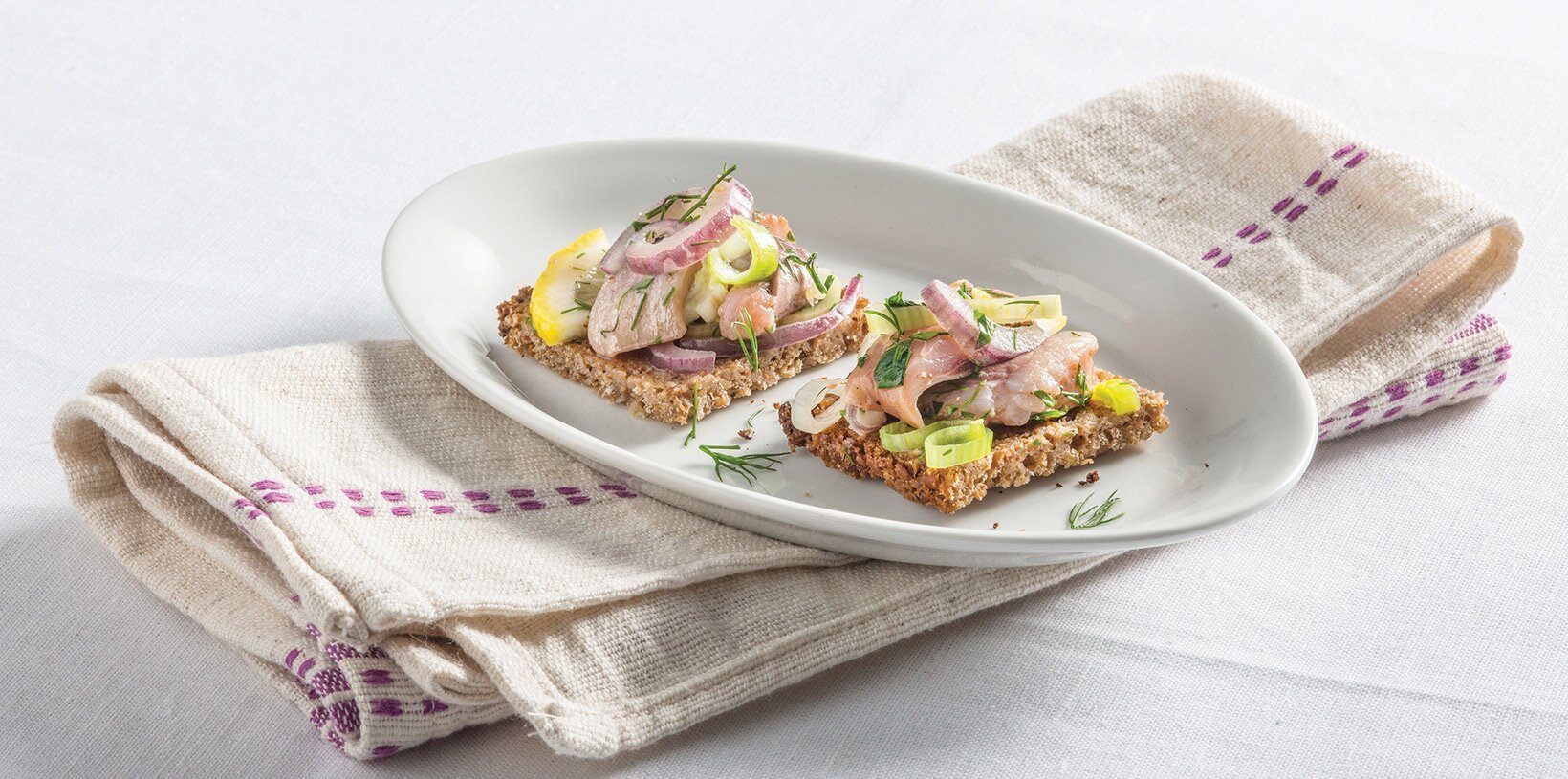 Urtesild på rugbrød