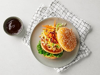 Fiskeburger med syltet råkost