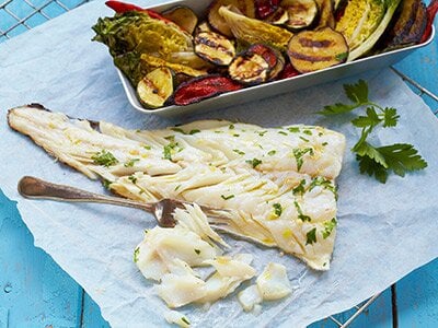 Grillet lettsaltet torsk med grønnsaker