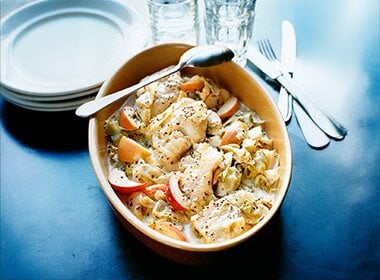 Ovnsbakt torsk med eple og hodekål