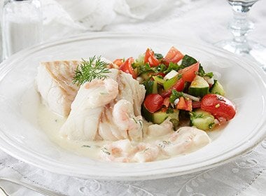 Ovnsbakt torsk med salat og rekesaus