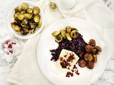 Stekt juletorsk med rødkål og rosenkål