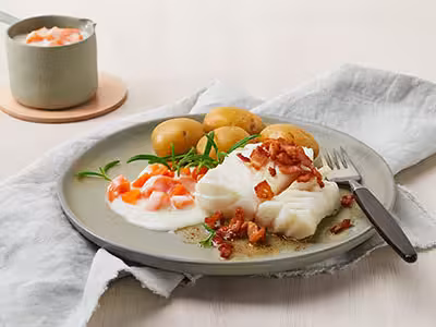 Kokt torsk med gulrotstuing og bacon