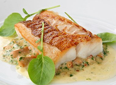 Stekt uer med frikassé av kantareller