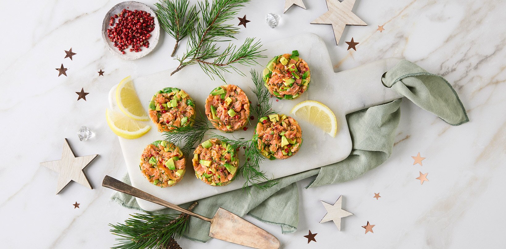 Røkt laks tartar med avokado og rosépepper