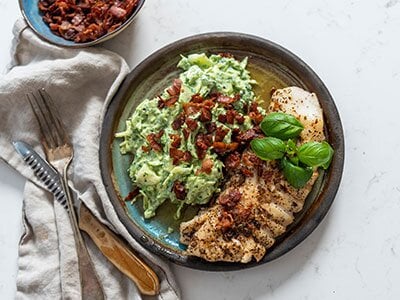 Emilies stekte skrei med bacon og rå grønnsakssalat