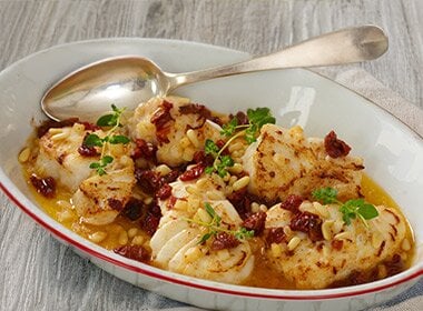 Ovnsbakt skrei med hvitløk, soltørkede tomater og pinjekjerner