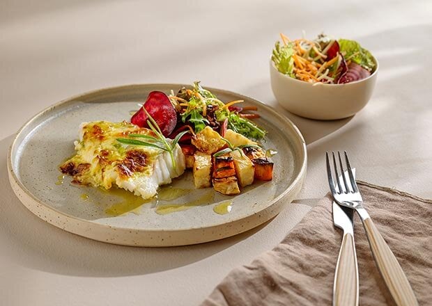 Parmesangratinert skrei med rosmarinbakt selleri og søtpotet, og råkost