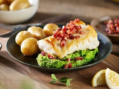 Stekt skrei med ertepuré og bacon