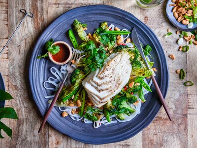 Skrei med asiatiske grønnsaker og peanøtter