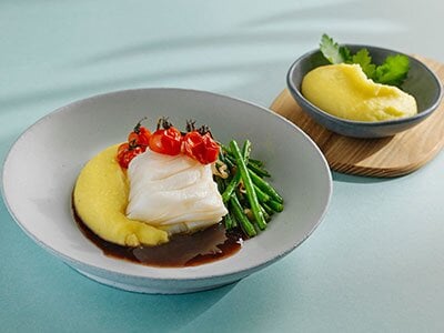 Skrei med hvitløkpotetpuré og rødvinsjy