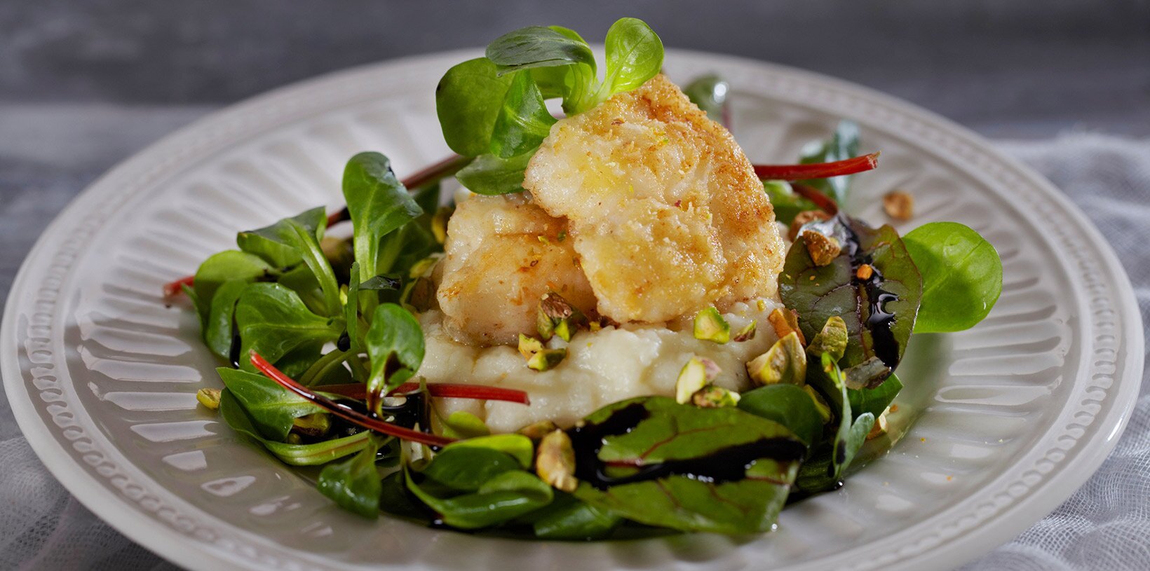 Panerte skreikjaker med jordskokkmos og pistasjnøtter