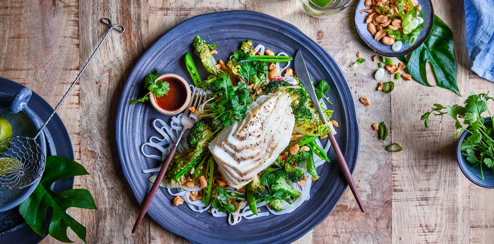 Skrei med asiatiske grønnsaker og peanøtter