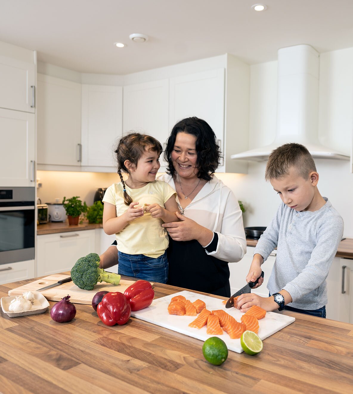 Familie sammen på kjøkken
