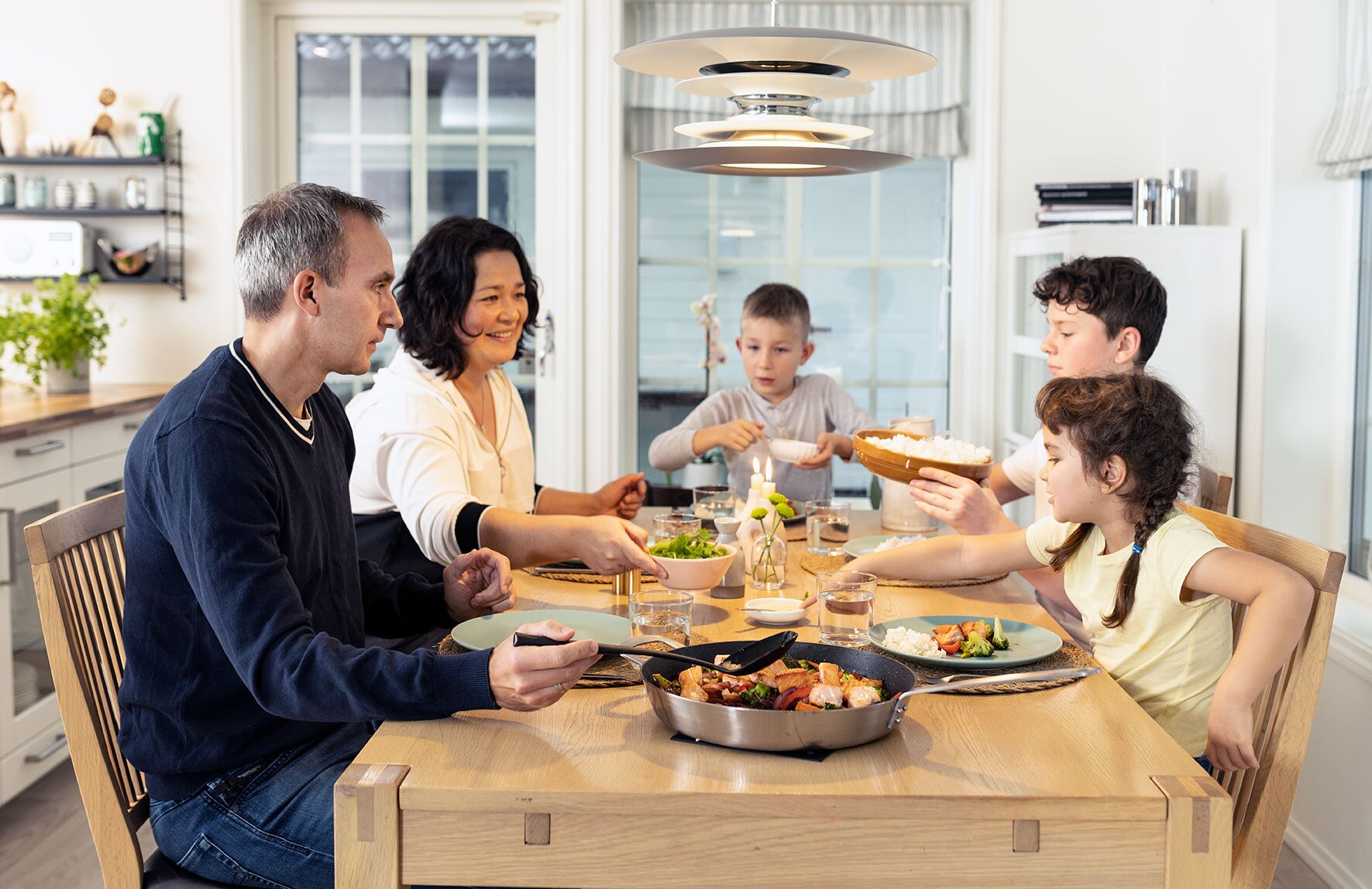 Familie rundt spisebord