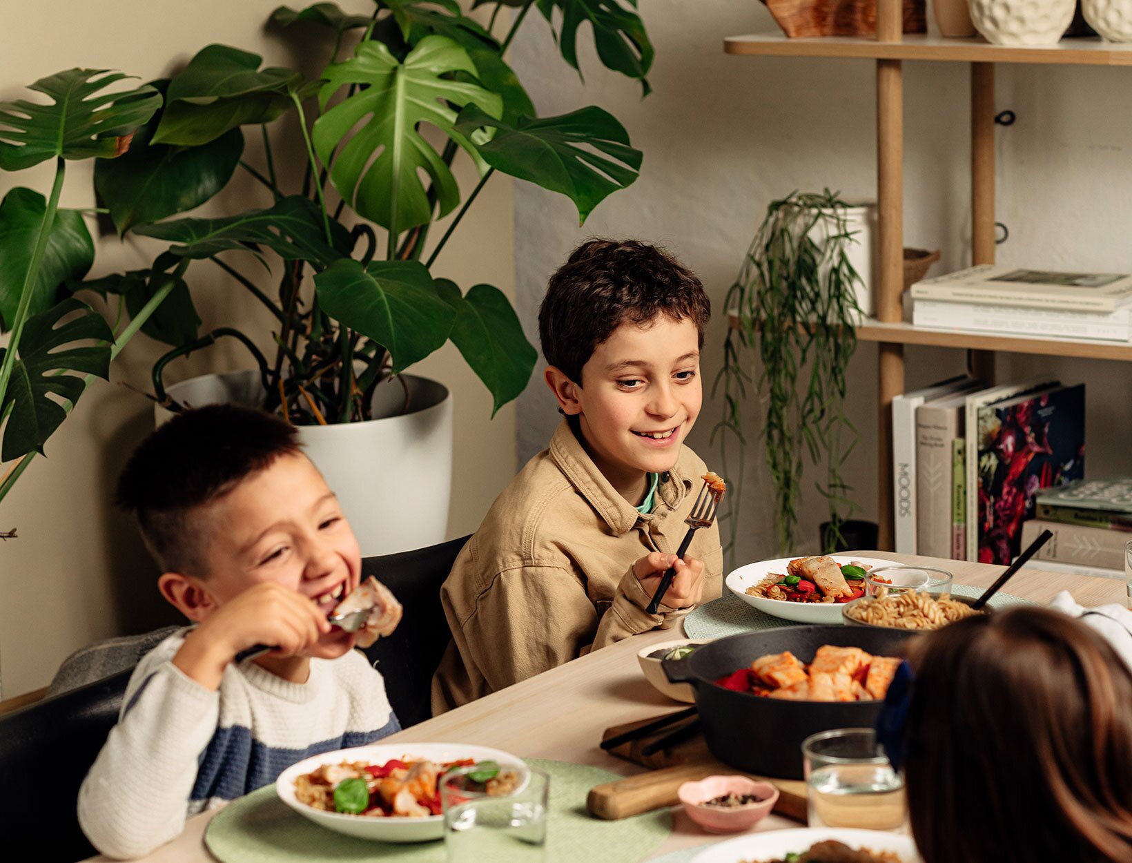 Barn rundt middagsbord