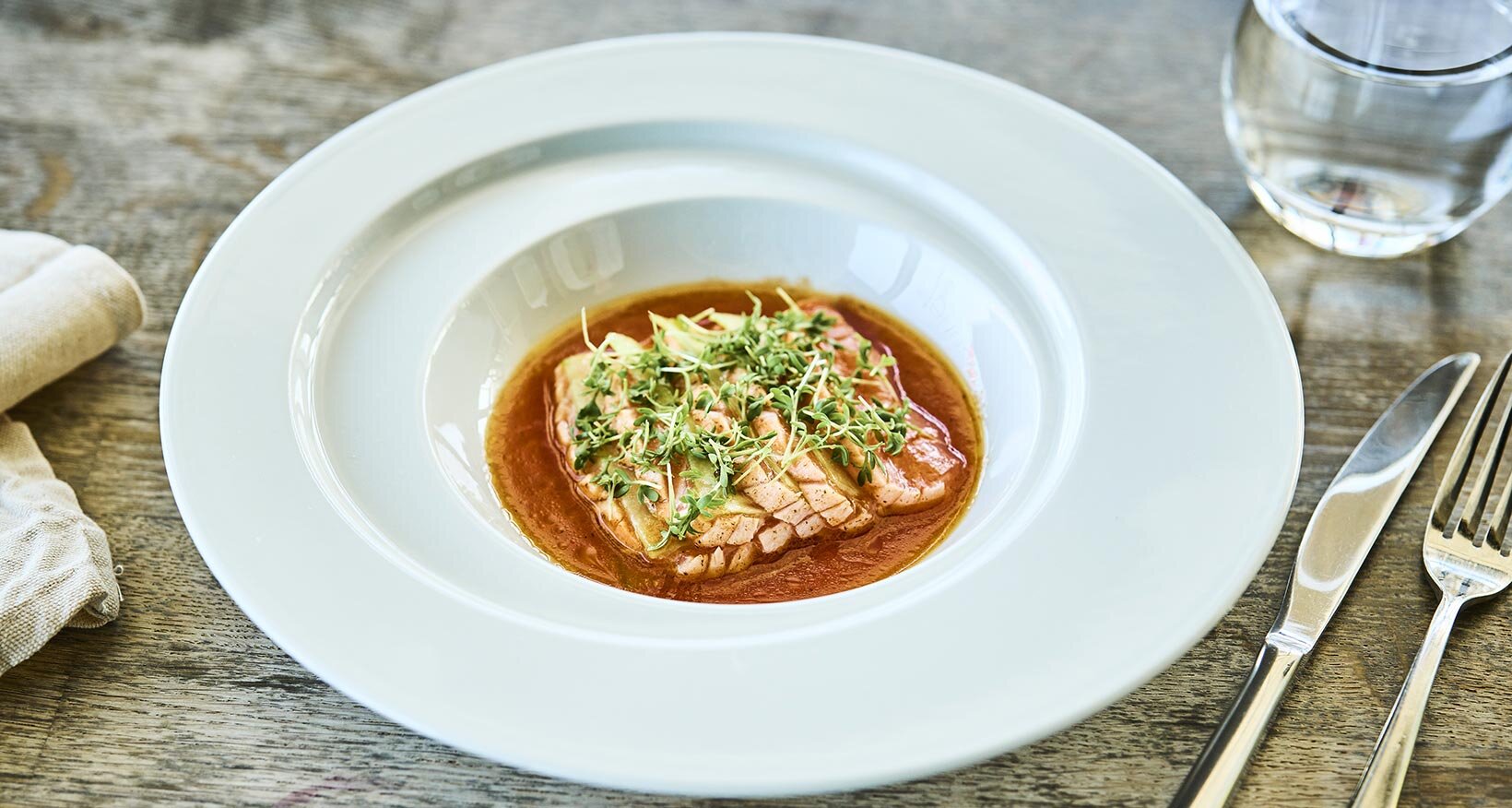 Lettgrillet laks, tomatponzu og marinert agurk.Foto: Tom Haga