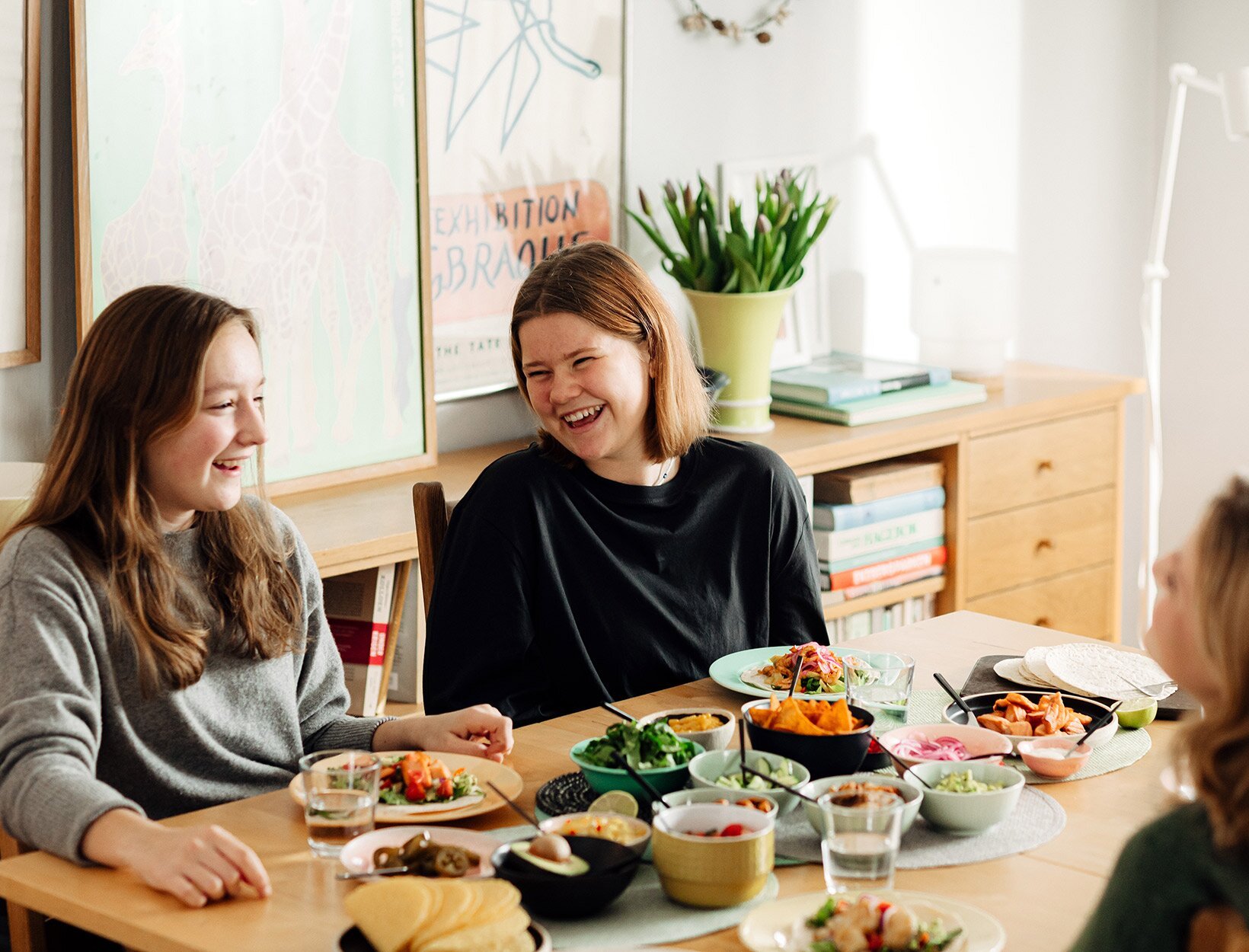 Jentegjeng rundt middagsbordet