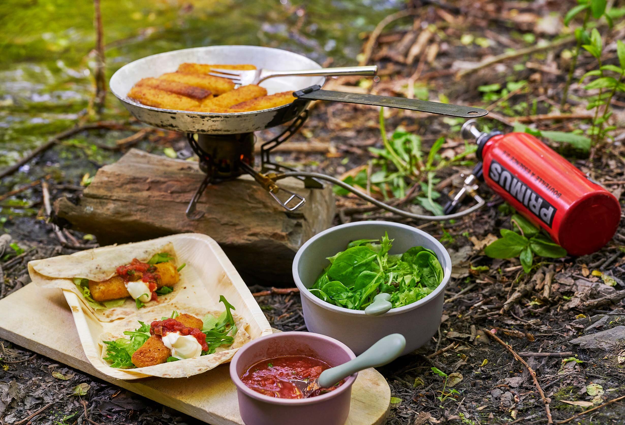 Fiskepinner ute i naturen