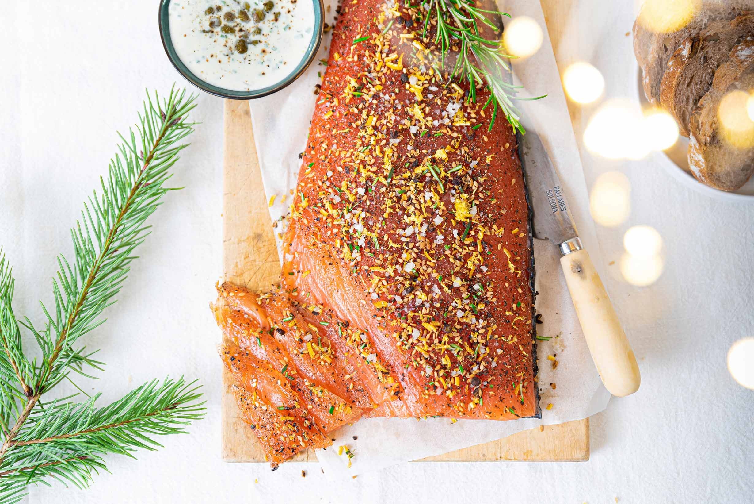 Gravlaks met sennepsrømme på toast
