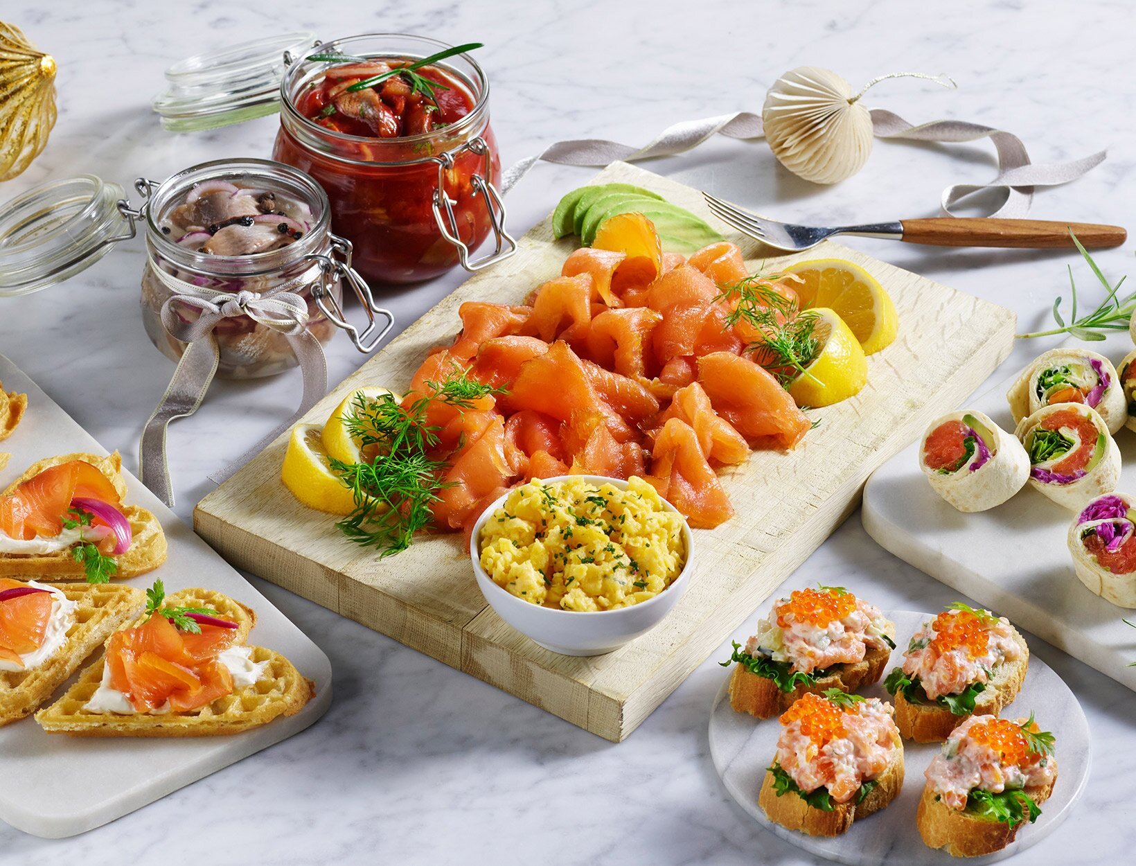 Julelunsj med røkt laks og sild