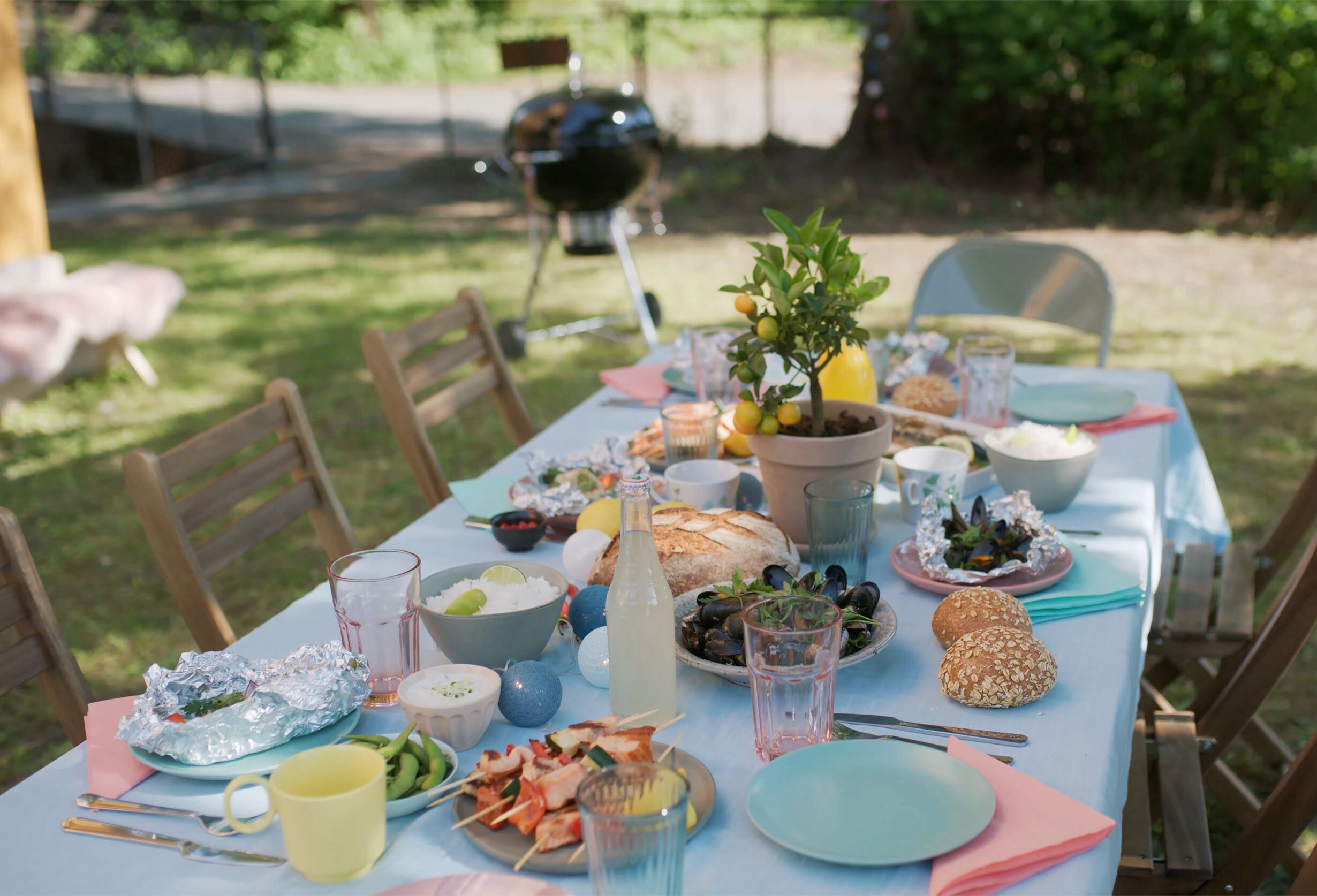 Bord dekket ute i hagen