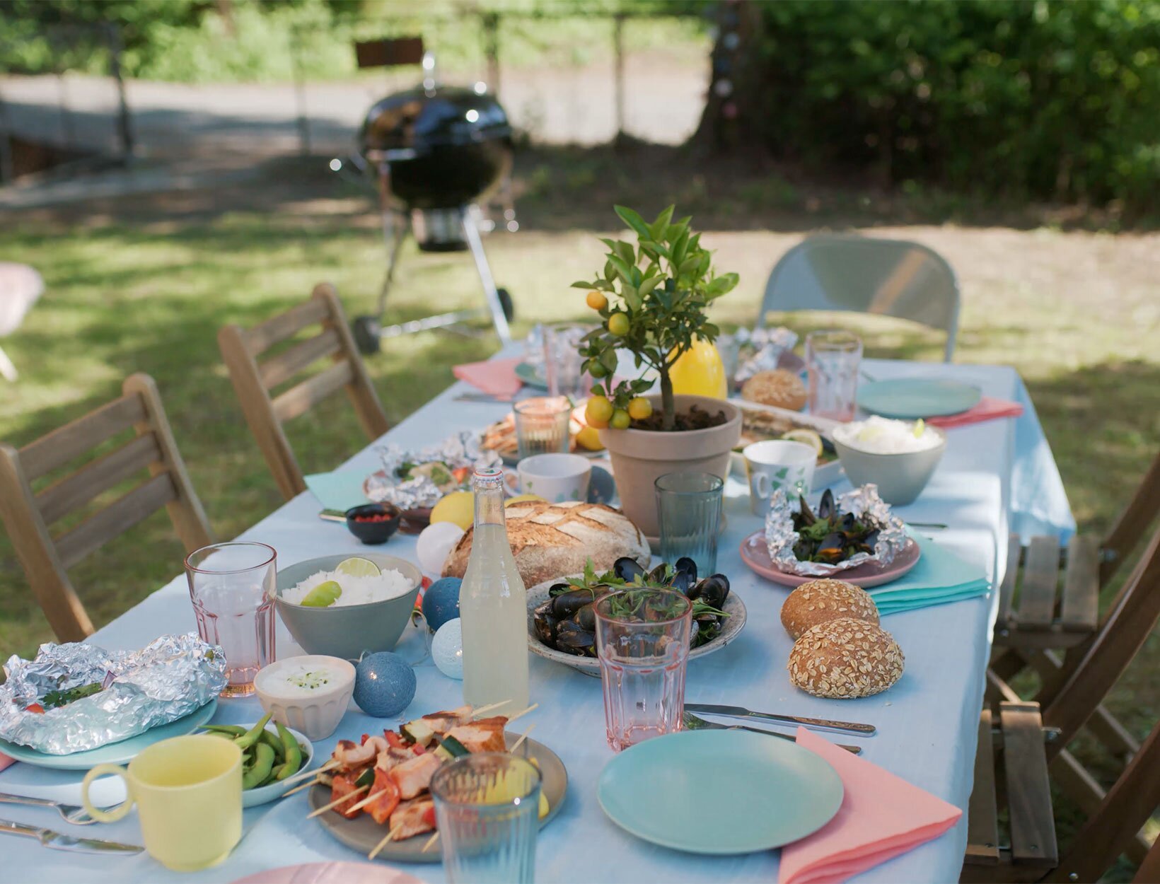 Bord dekket ute i hagen
