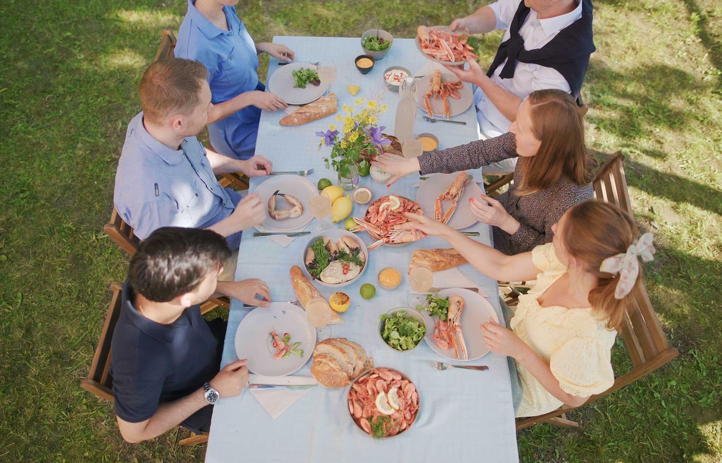 Mennesker rundt et bord