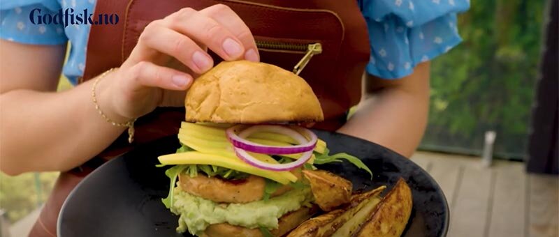 Runa Kvedseth viser deg hvordan du får perfekt lakseburger på grillen