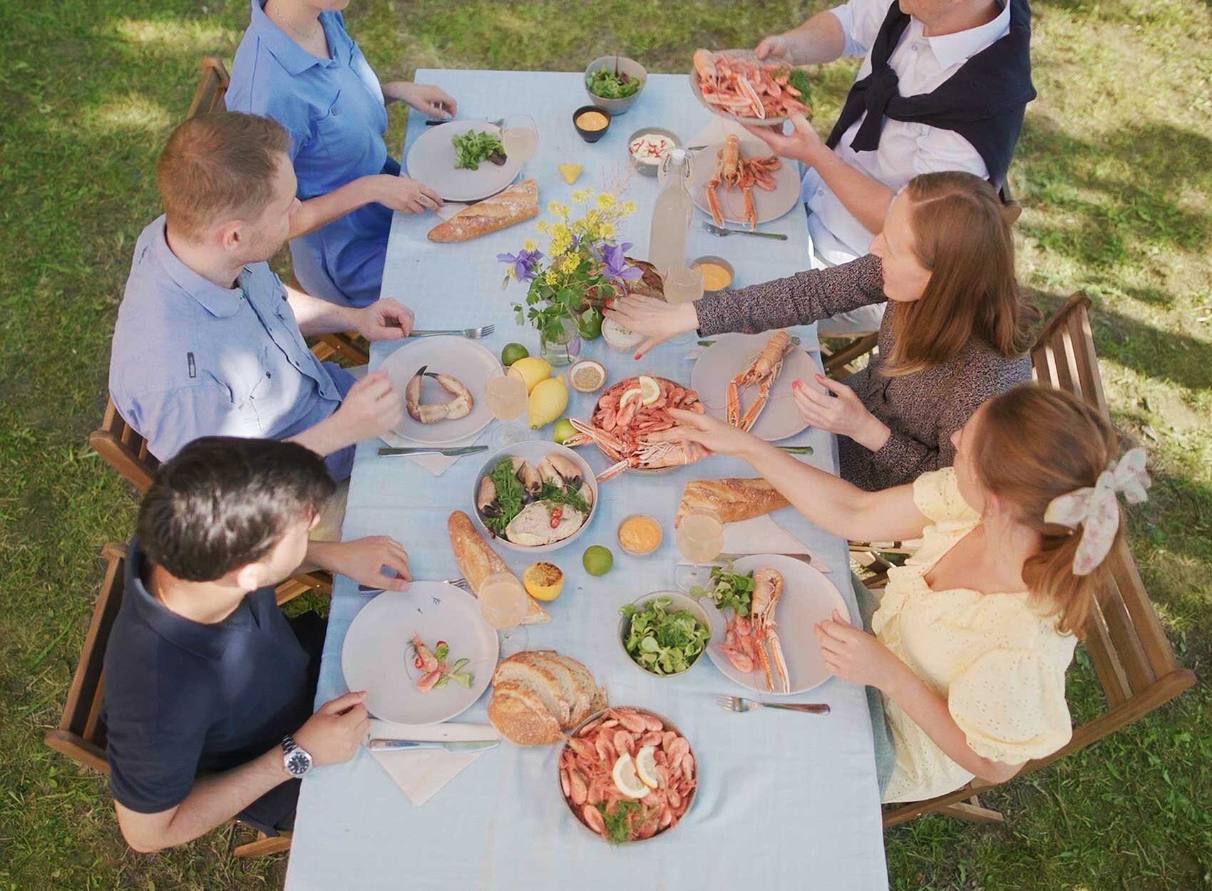 Mennesker rundt et bord